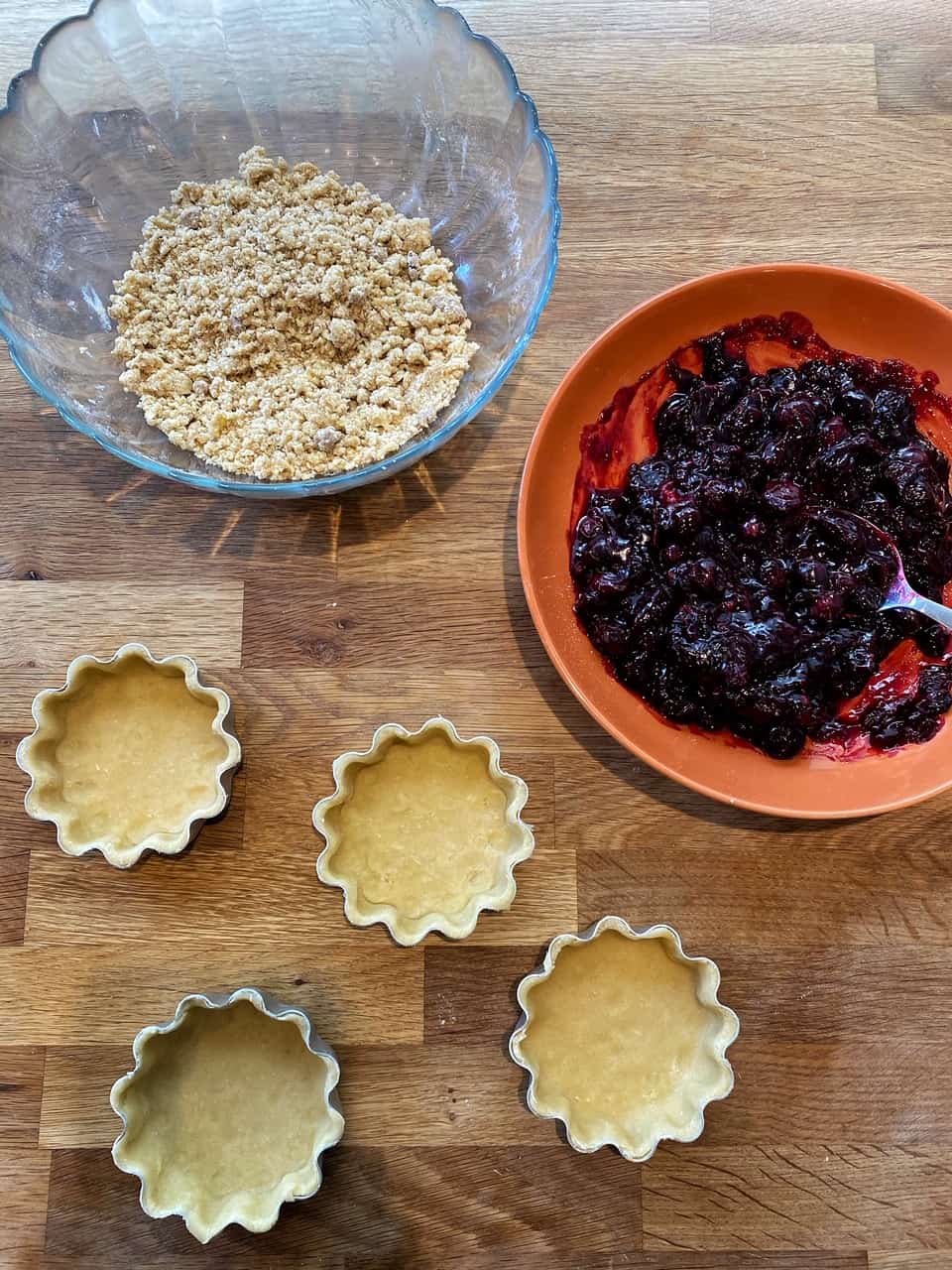 blueberry crumble tarts