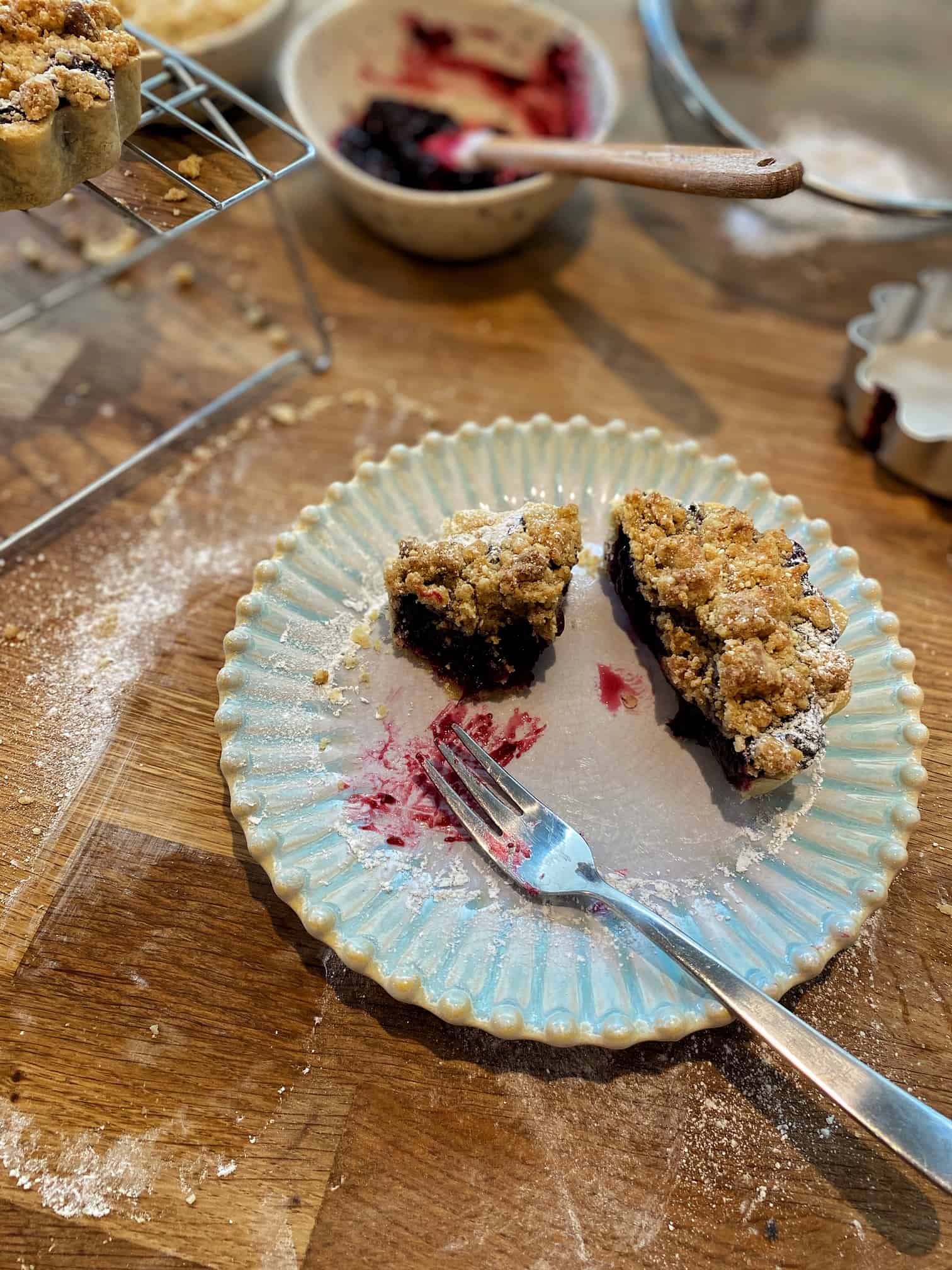 blueberry crumble tarts