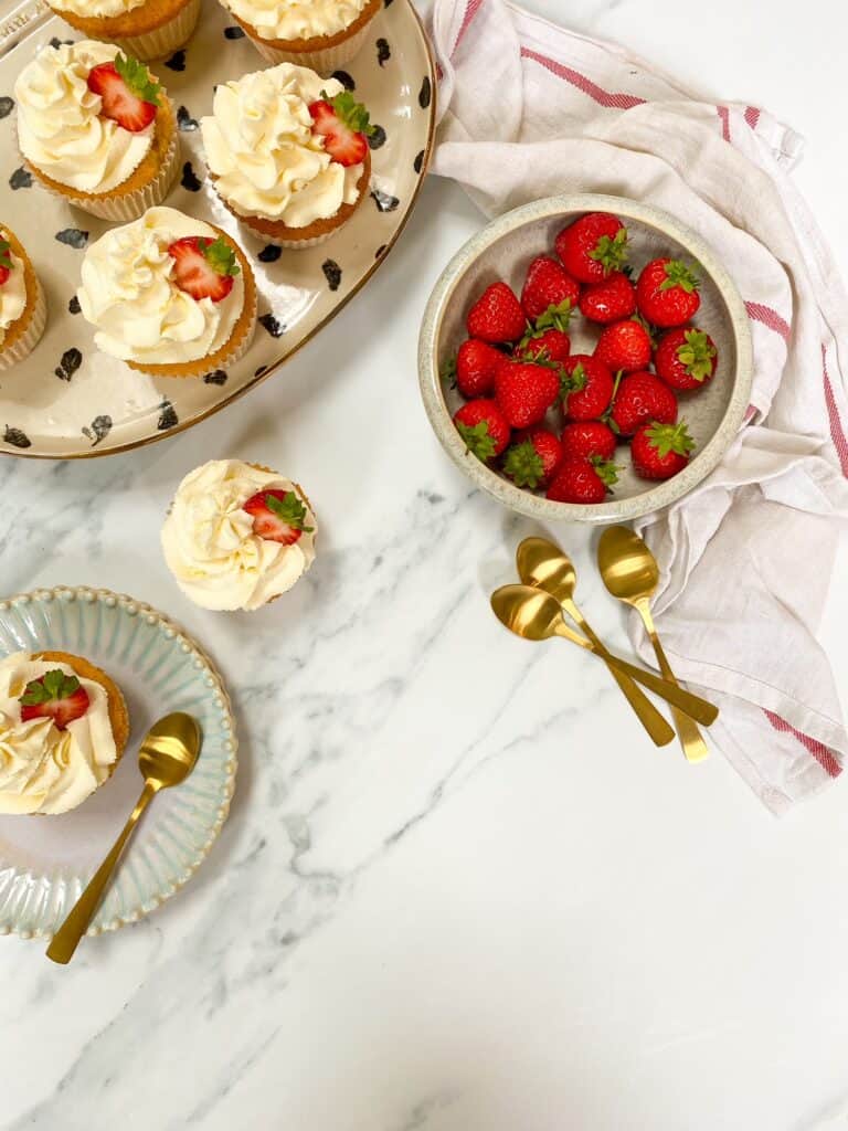 easy strawberries and cream cupakes