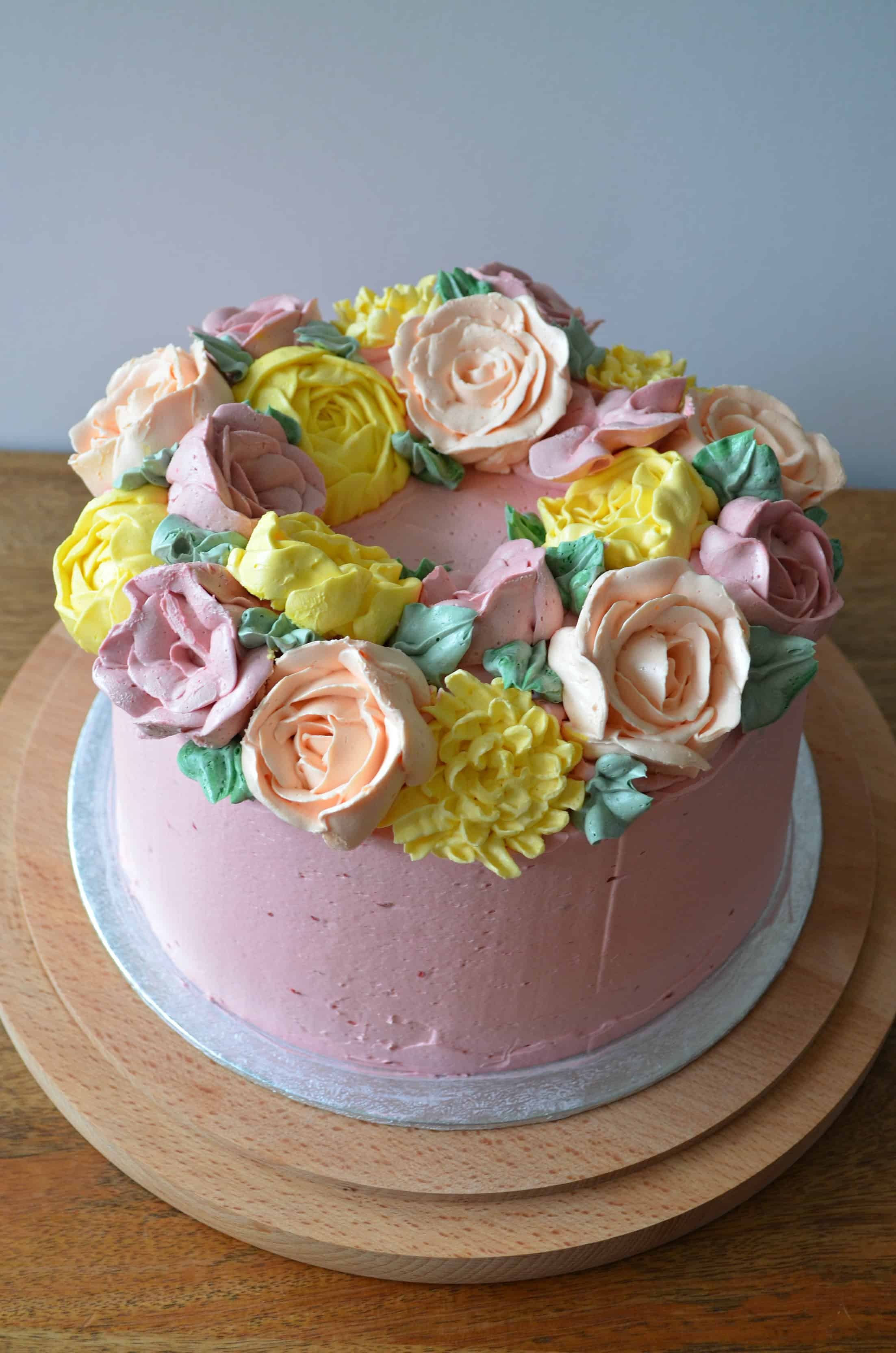 buttercream-flower-wreath-layer-cake