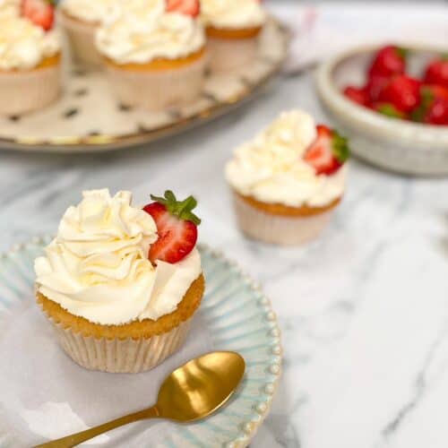 easy strawberries and cream cupcakes