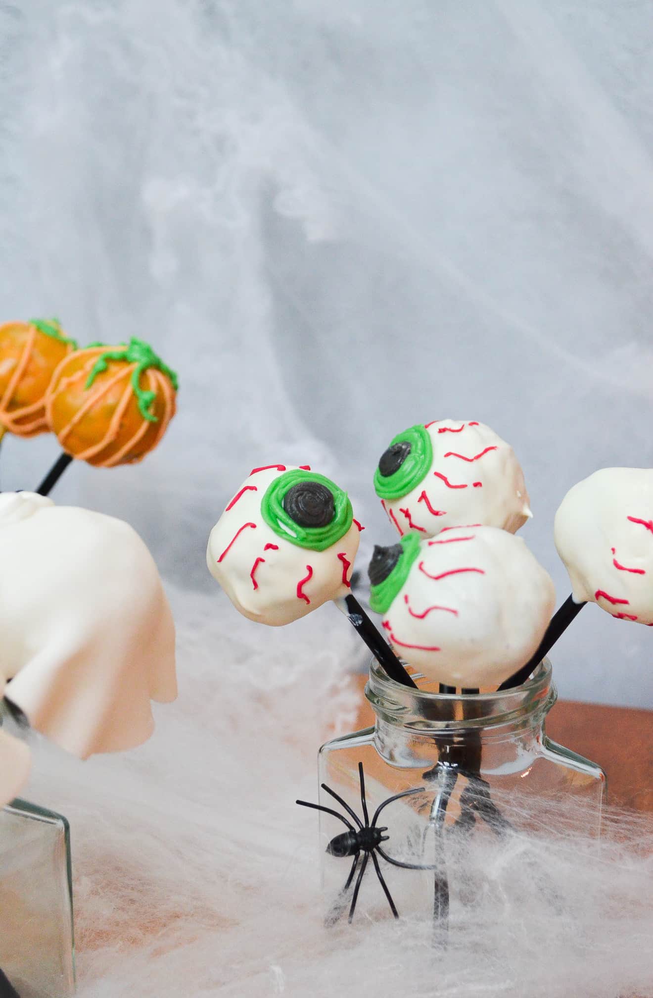 eyeball halloween cake pop